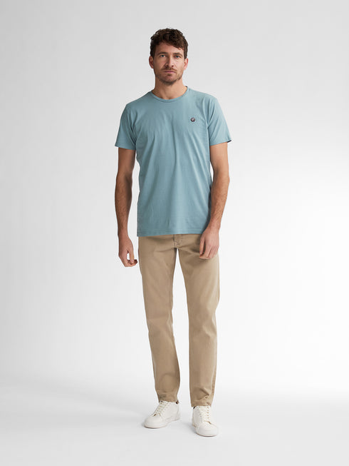 T-shirt with round neckline and short sleeves.