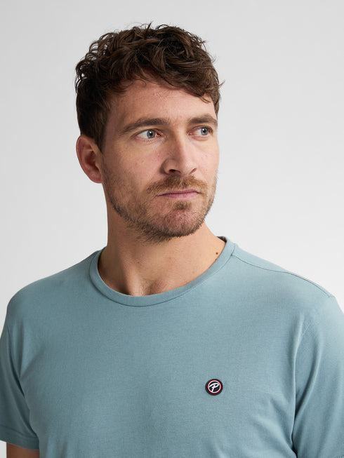 T-shirt with round neckline and short sleeves.