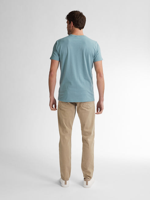 T-shirt with round neckline and short sleeves.