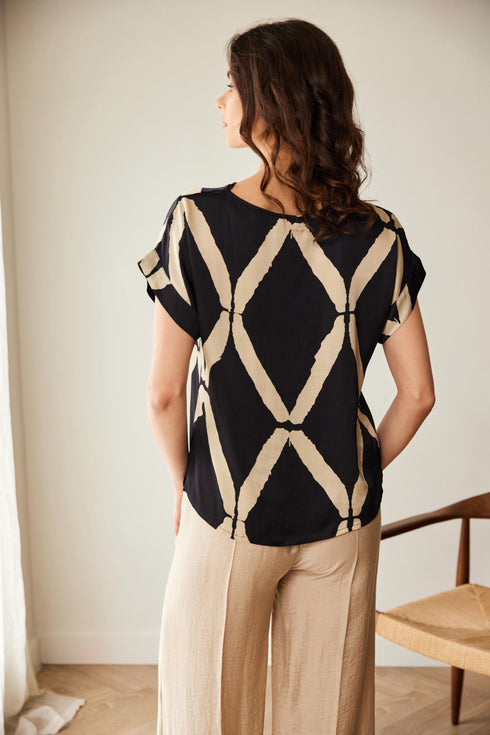 Peruzzi Line Pattern Graphic Top S26500