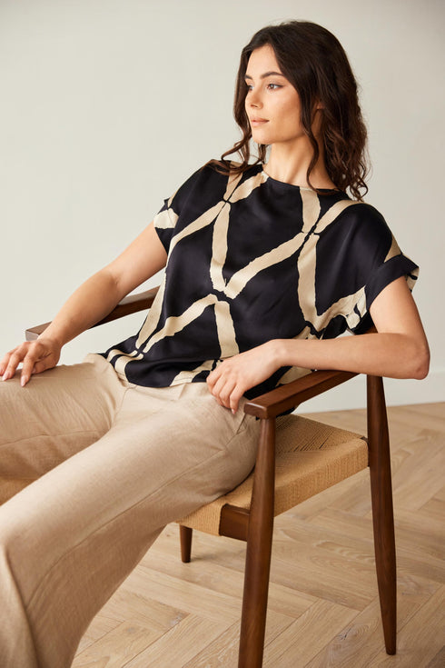 Peruzzi Line Pattern Graphic Top S26500