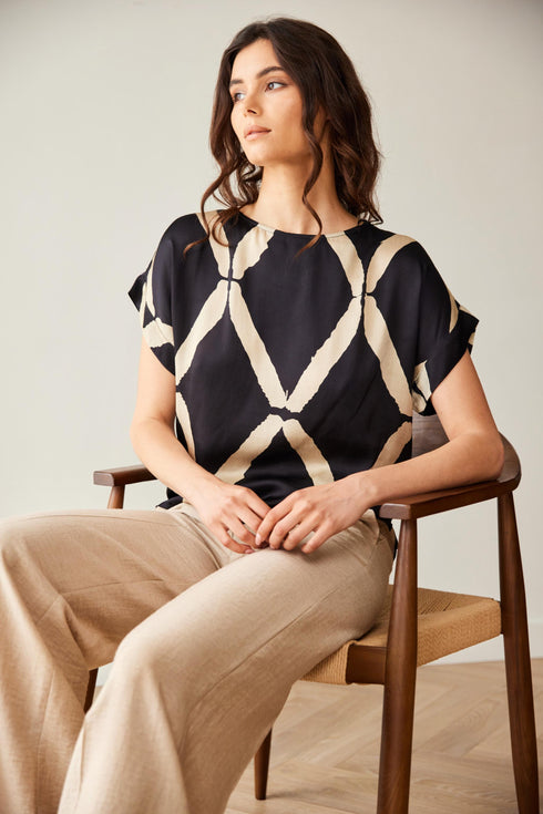 Peruzzi Line Pattern Graphic Top S26500